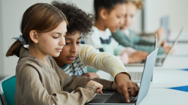 Cara Mengajarkan Literasi Digital Pada Anak Sejak Dini Yang Benar